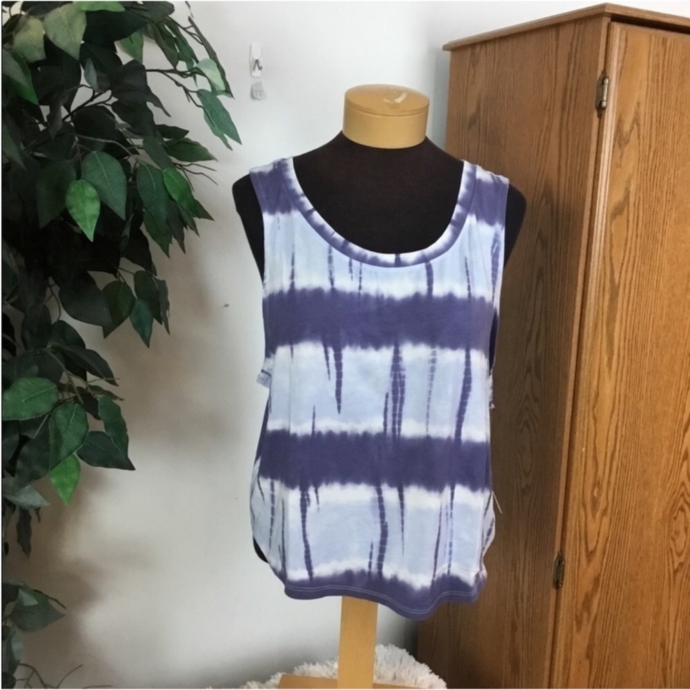 SO twist back muscle tank Woman’s Juniors size XL cropped rounded hem